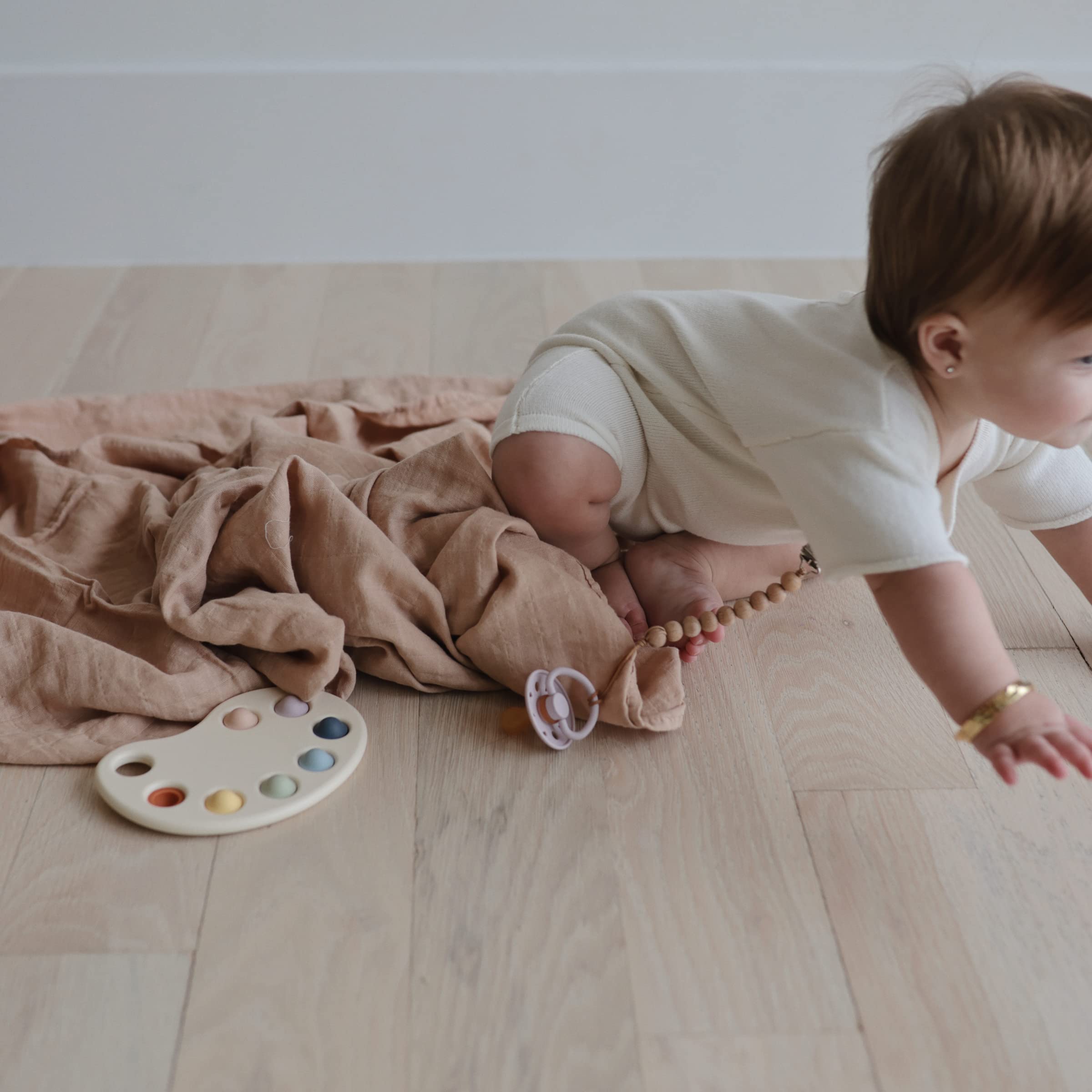 mushie Muslin Baby Swaddle Blanket | 100% Organic Cotton (Blush)