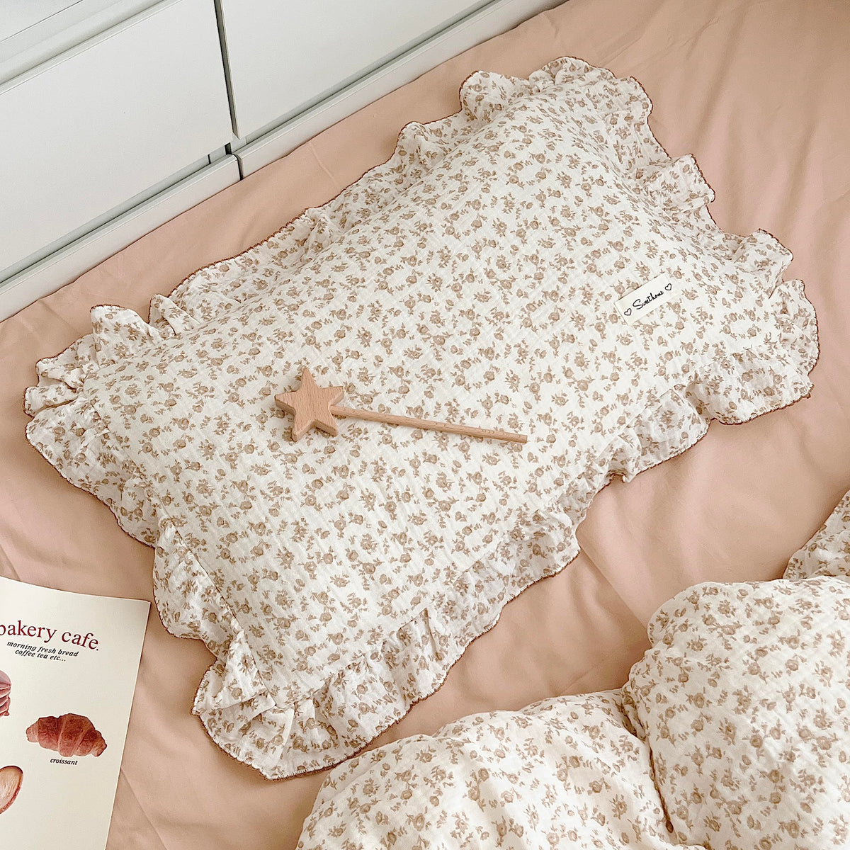 AOJIM Muslin Cotton Kids Pillowcase with Azalea Patterns, Lightweigth Soft Crib Nursery Pillowcase 1PC for Boys Girls, Floral Print Toddler Bedding for Room Decor, Machine Washable, 26x20 Inches